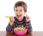 طريقة تشجيع الطفل على تناول الطعام كيف اشجع طفلي لتناول الطعام